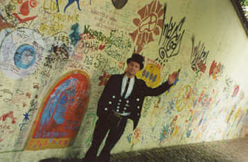 Henrik Skriver foran John Lennons mur
