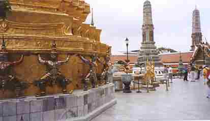 tømrer Henrik Skriver med et foto fra Wat Phra Kaeo